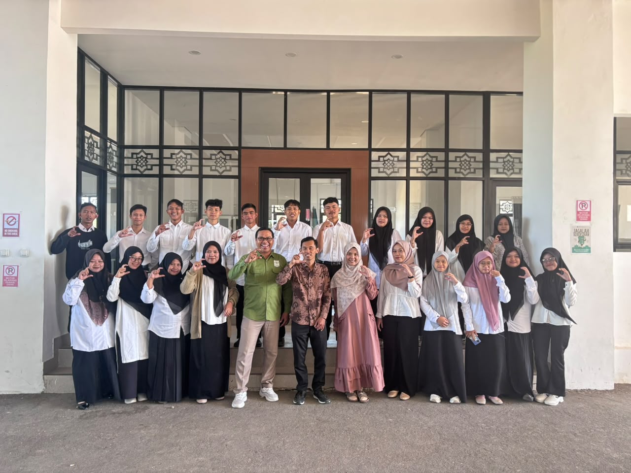 Puluhan calon mahasiswa baru mengikuti Tes Seleksi PMB Gelombang 2 Tahap 2 di Gedung Utama STAI Kuningan pada 25 Juli 2026.