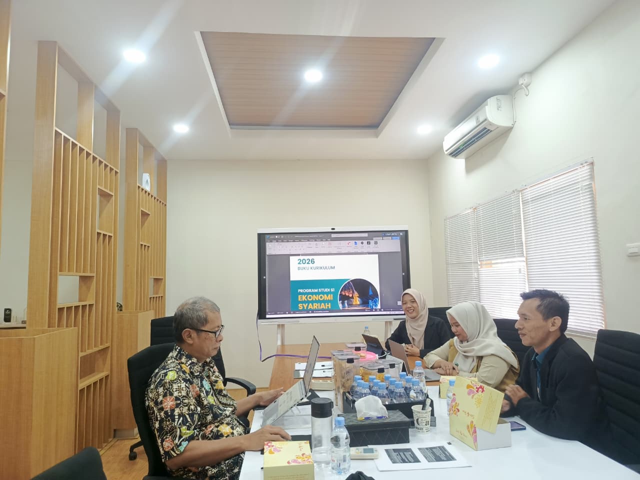 Kegiatan bedah kurikulum Program Studi S1 Ekonomi Syariah STAI Kuningan bersama Prof. Agus Widarjono di Gedung Pascasarjana FBE Universitas Islam Indonesia Yogyakarta.